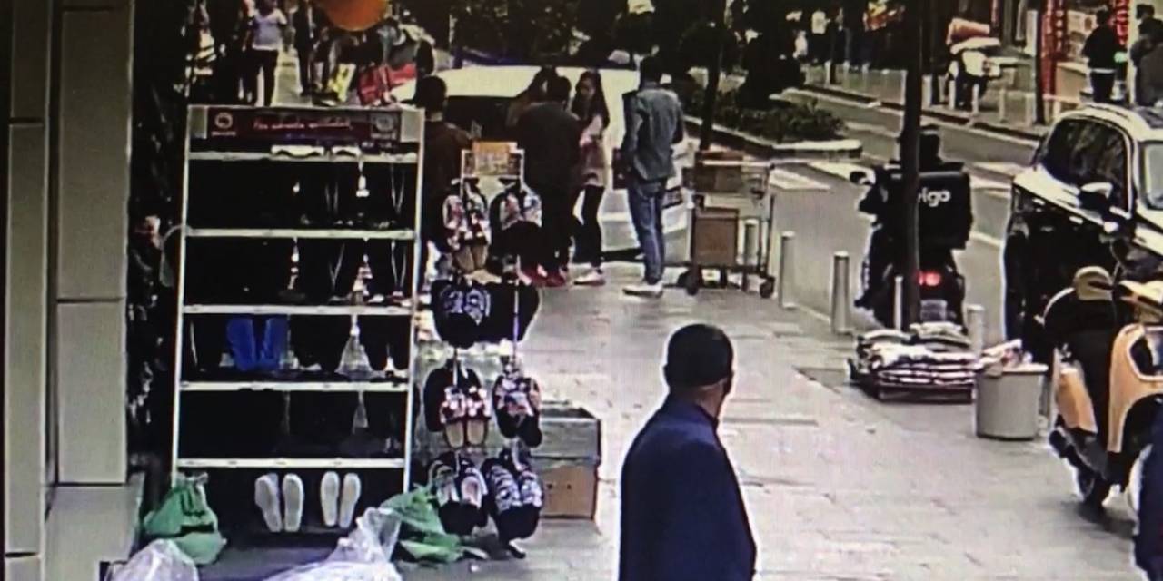 İstanbul’da Kadının Eşine Saldırdığı Anlar Kamerada: Çocuklarının Gözü Önünde Bıçakladı