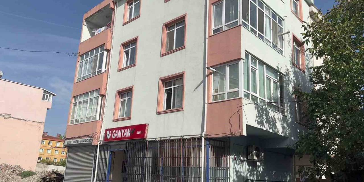 Arnavutköy’de Öfkeli Koca Dehşet Saçtı: Boşanma Aşamasındaki Eşini Ve Erkek Arkadaşını Bıçakladı