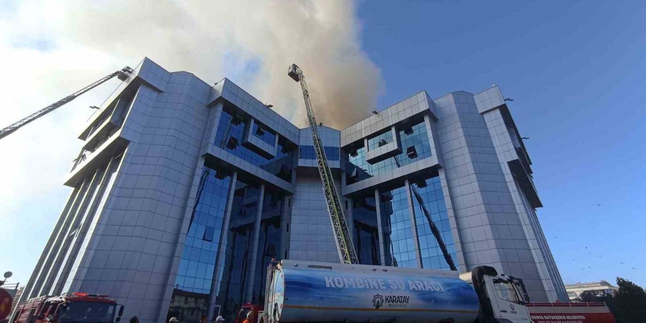 Belediye Binasının Çatısında Yangın