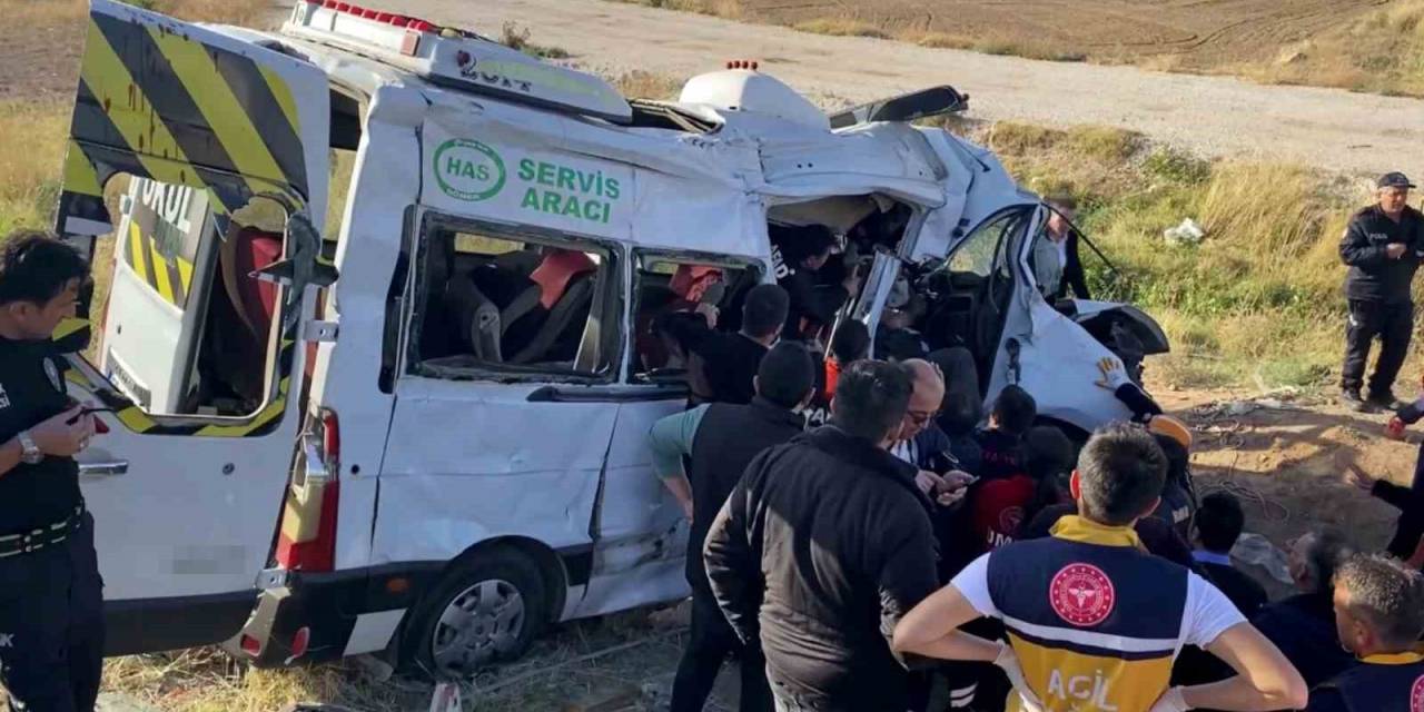 Işık İhlali Yapan Hayvan Yüklü Kamyonet Servis Minibüsü İle Çarpıştı: 2 Ölü, 19 Yaralı