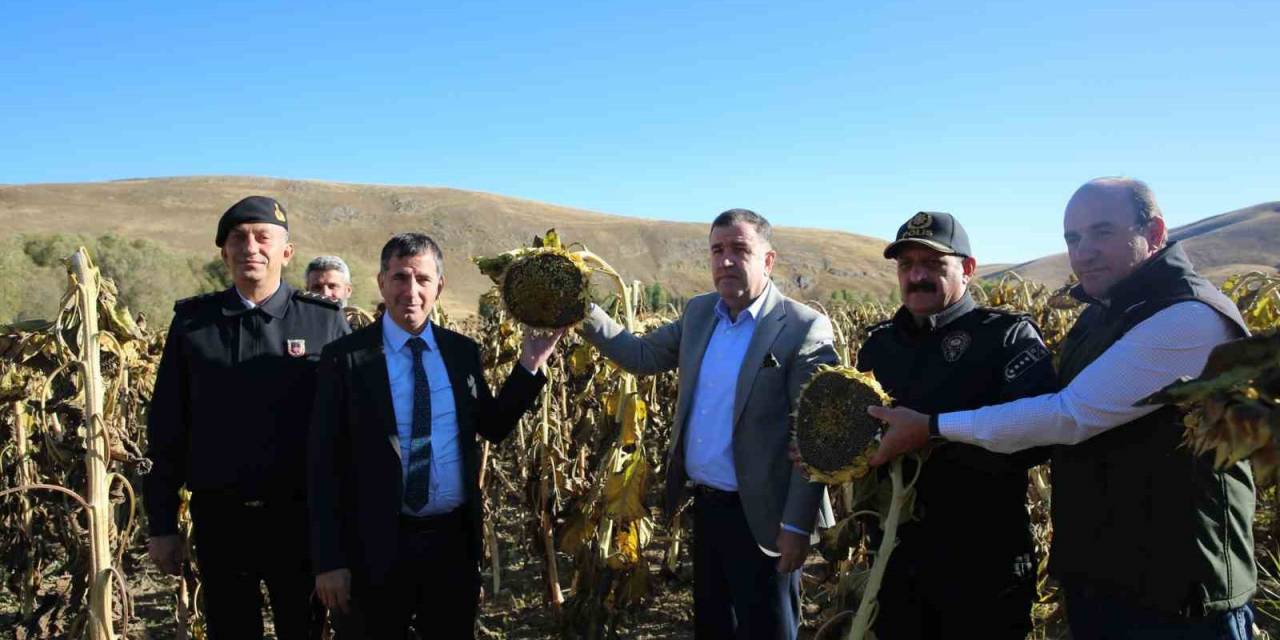 Vali Eldivan, Kitre Köyünde Çiftçilerle Bir Araya Geldi