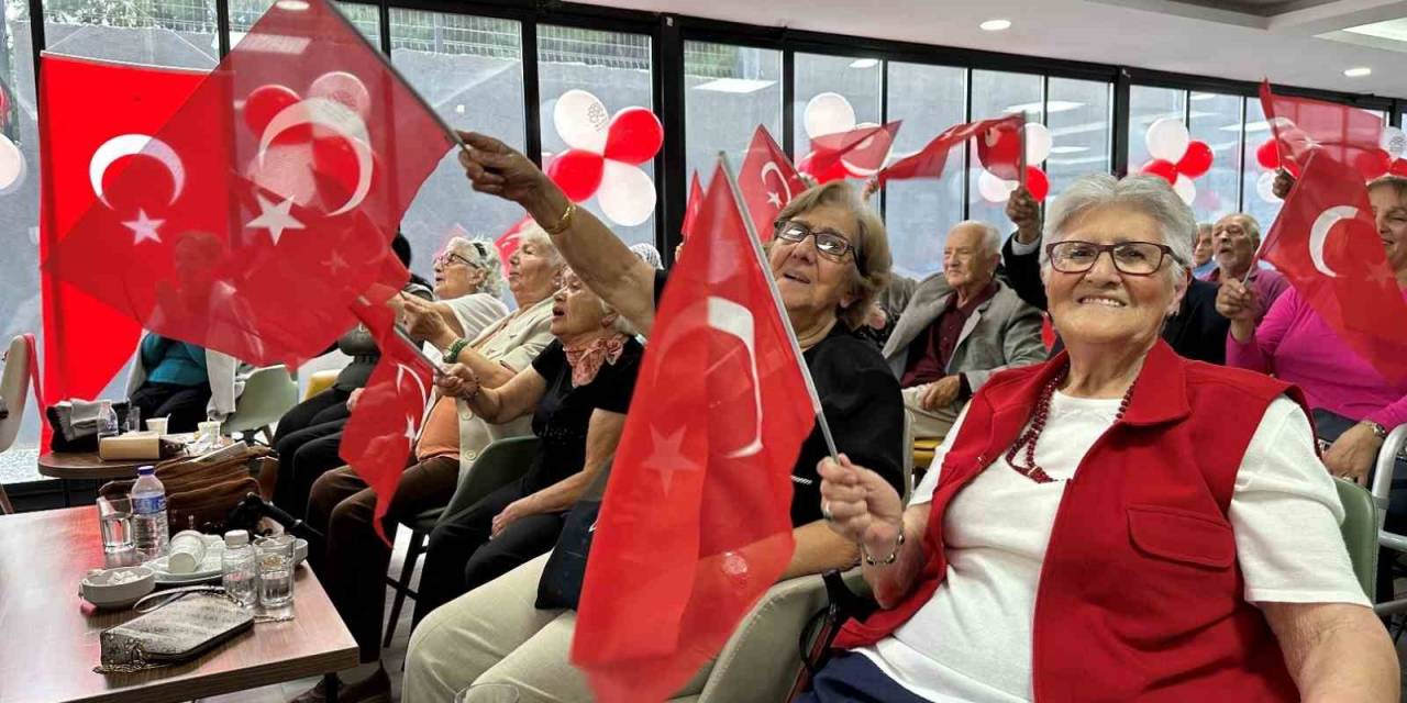 Huzurevinde Cumhuriyet Coşkusu