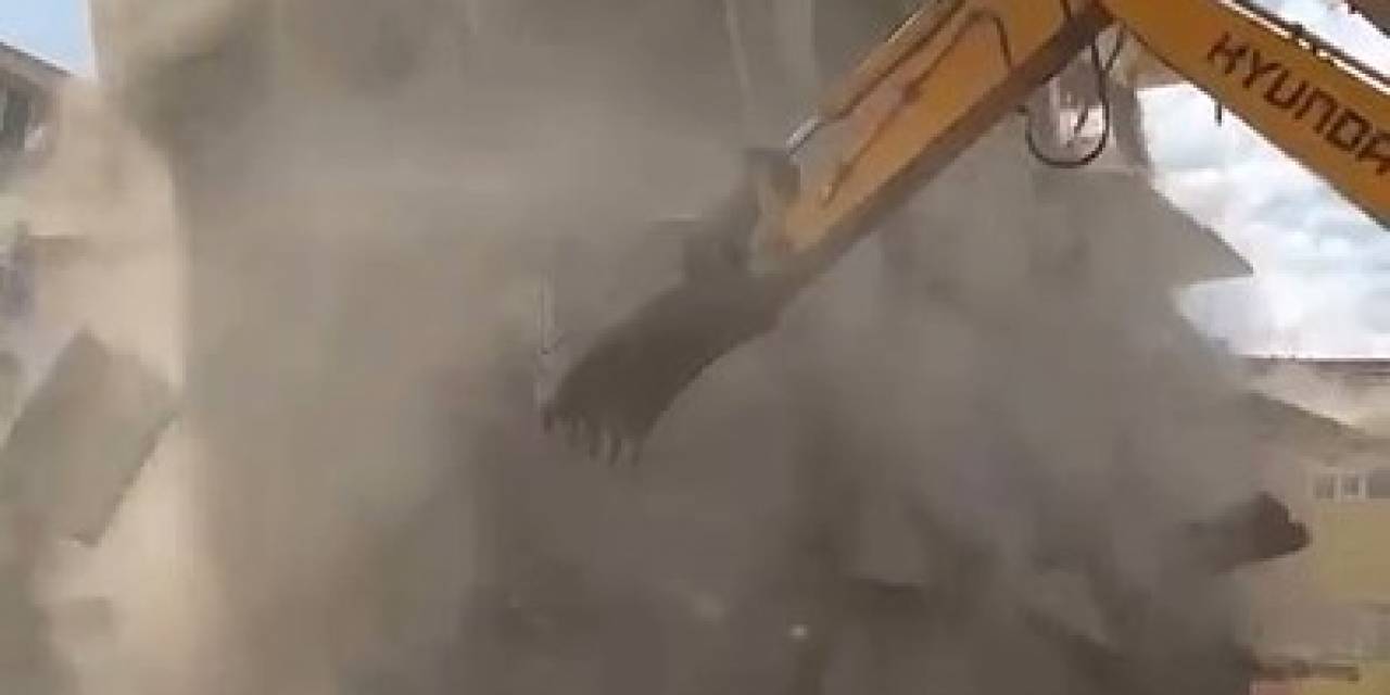 Elazığ’da Ağır Hasarlı Bina Tek Dokunuşla Yerle Bir Oldu