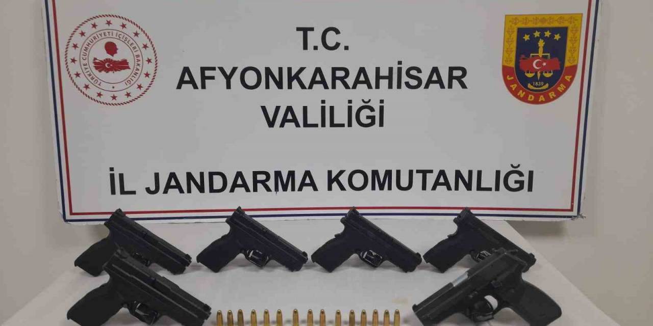 Arabaya Zulalanan Ruhsatsız Silahlar Yakalandı