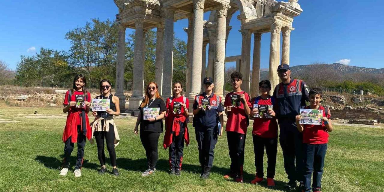 Jandarma Ekipleri Vatandaşları Bilgilendiriyor