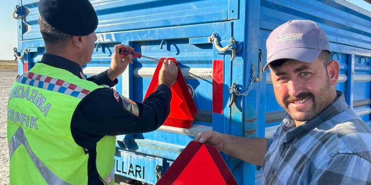 Karapınar’da Jandarma Trafik Traktör Römorklarına Üçgen Reflektör Taktı