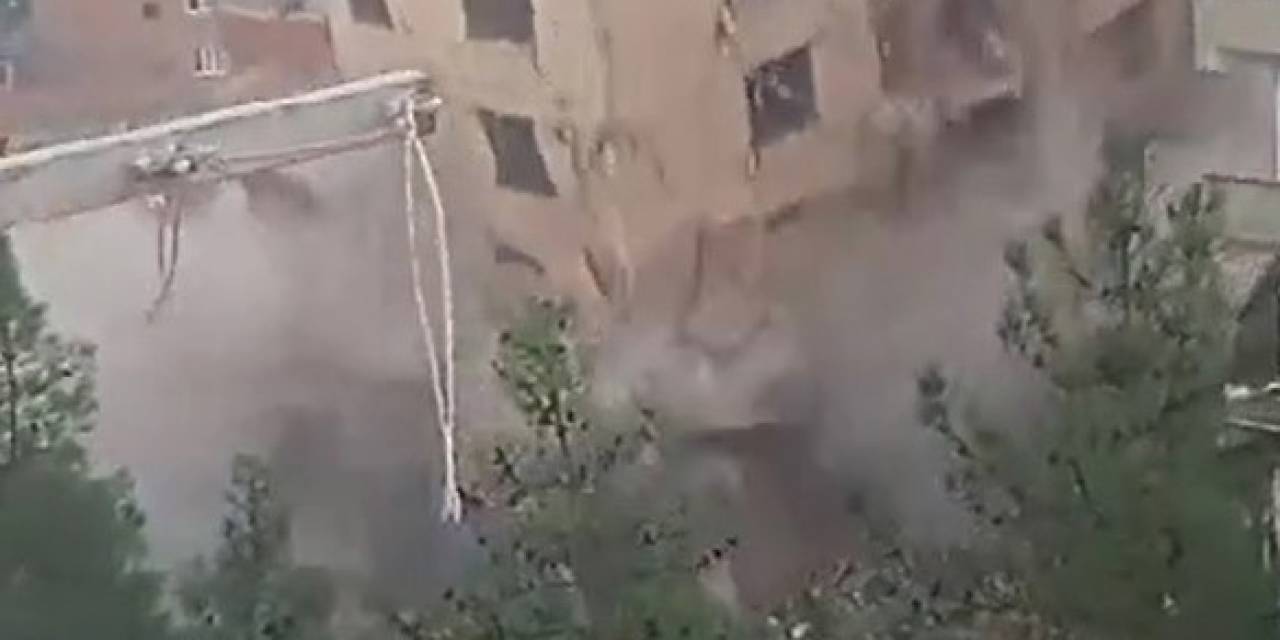 Diyarbakır’da Ağır Hasarlı Bina Yıkım Esnasında Çöktü
