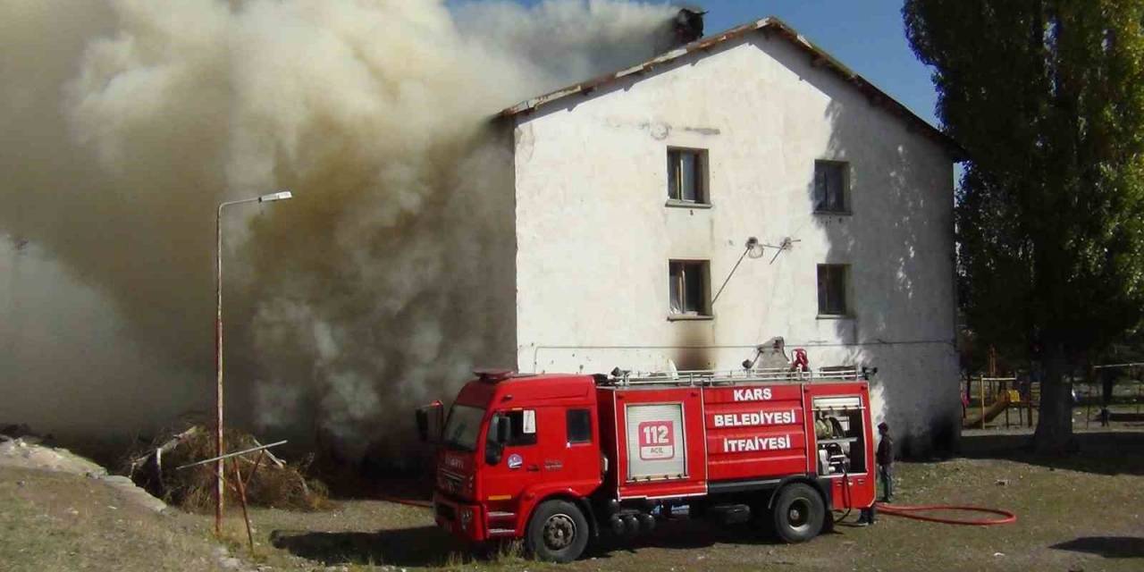 Kars’ta Afganların Kaldığı Lojman Yandı