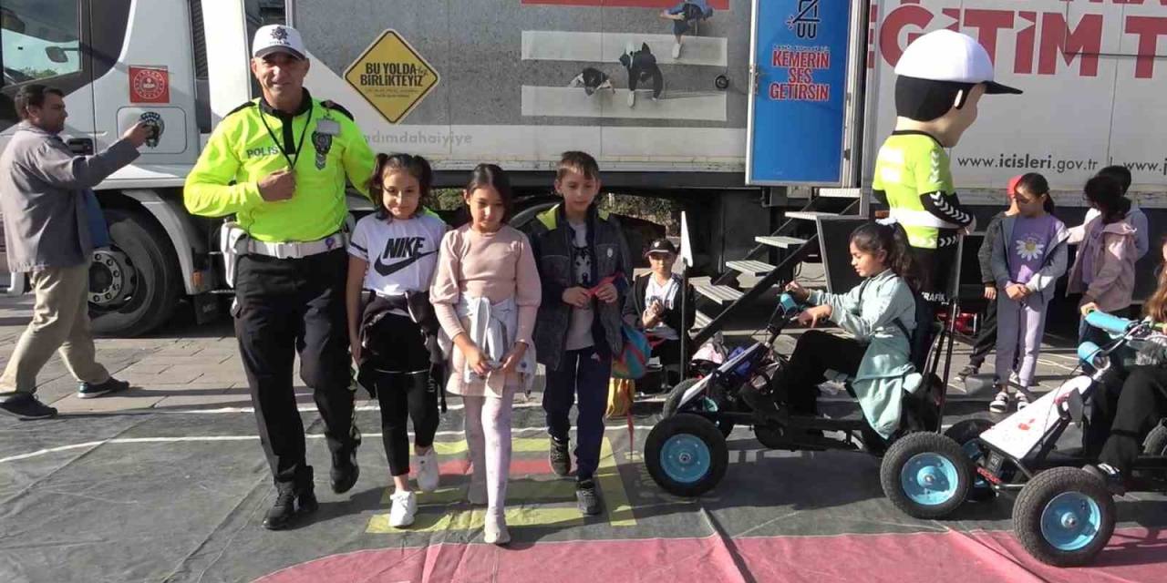 Kırıkkale’de Öğrenci Ve Vatandaşlara Trafik Eğitimi Verildi