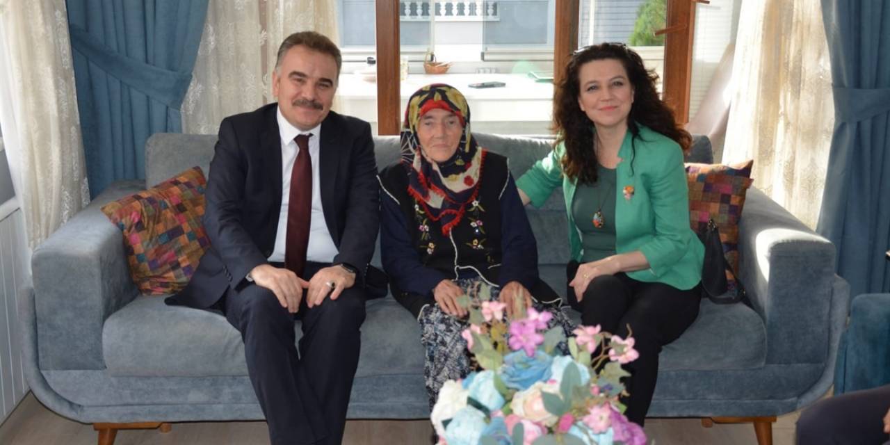 Kaymakam Odabaş, Cumhuriyetin 100. Yılında, Yüz Yıllık Çınarları Evlerinde Ziyaret Etti