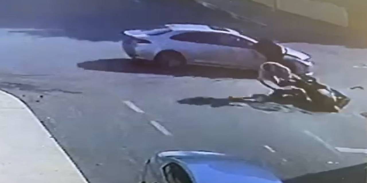 Beylikdüzü’nde Motosiklet İle Otomobil Çarpıştı:  1 Yaralı