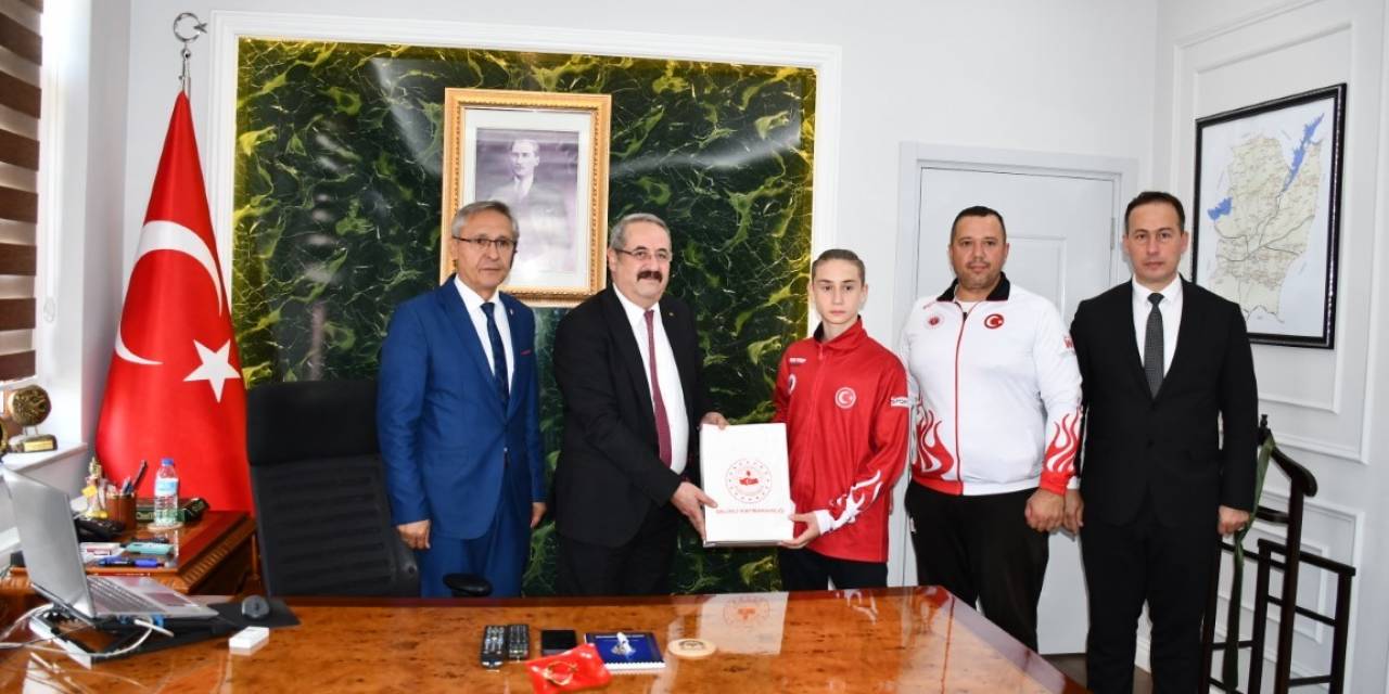 Kaymakam Sağlam, Dünya İkincisini Ödüllendirildi