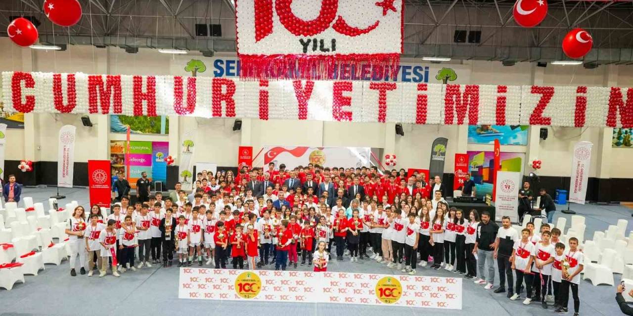 Cumhuriyetin 100. Yılında Şampiyonlar Ödüllendirildi