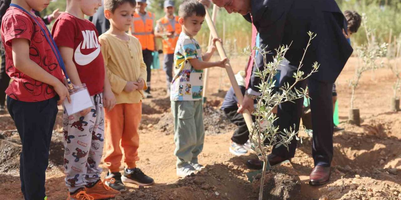 Büyükşehir Belediyesi, Cumhuriyet’in 100’üncü Yılında 1923 Fidanı Toprakla Buluşturdu
