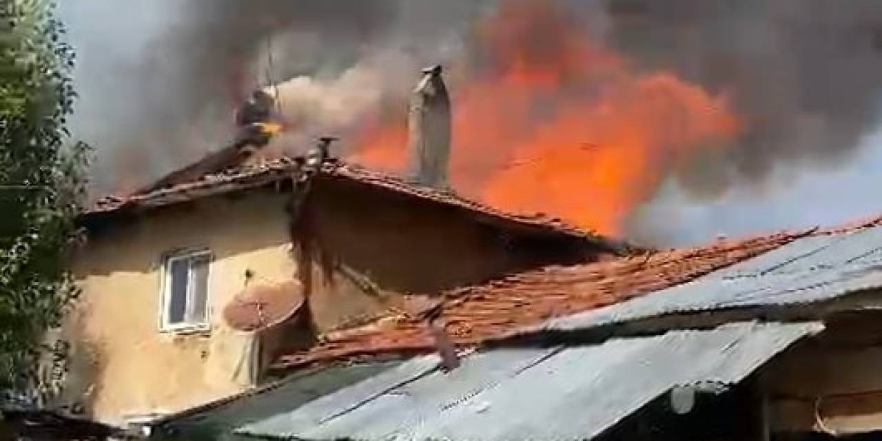 Çankırı’da 1 Ev, 1 Ahır Ve Binlerce Saman Balyası Yangında Küle Döndü