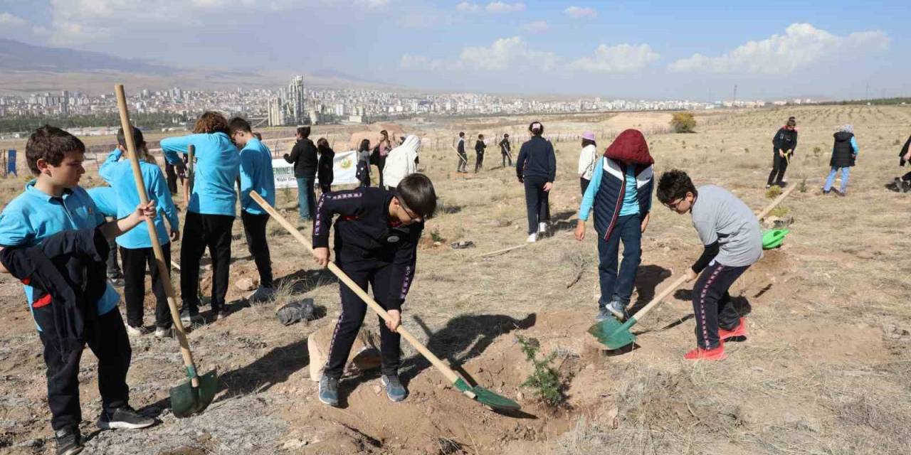 Cumhuriyet’in 100. Yılında 100 Fidan Toprakla Buluştu