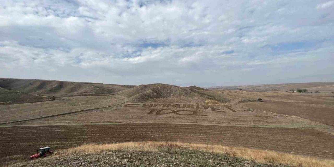 Merzifonlu Çiftçiden Tarlada 100. Yıl Kutlaması