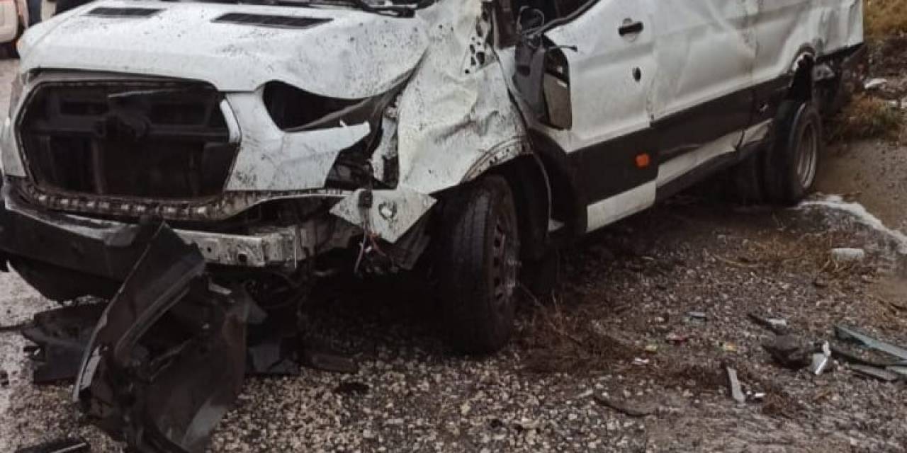 Van’da Yolcu Minibüsü Takla Attı: 7 Yaralı