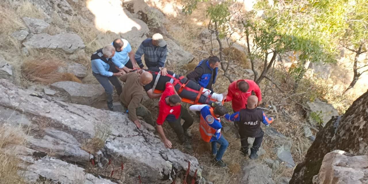 Kayadan Düşerek Yaralandı, Ambulans Helikopterle Hastaneye Kaldırıldı