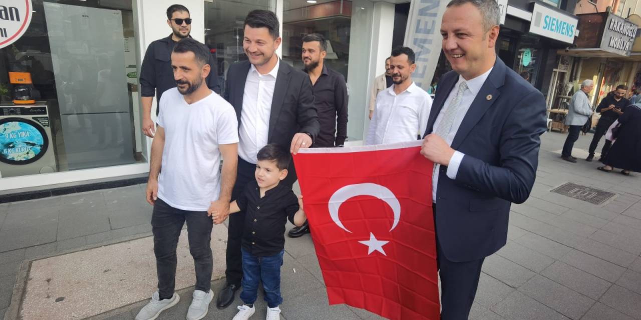 Zonguldak’ta 2 Bin Adet Bayrak Dağıtıldı