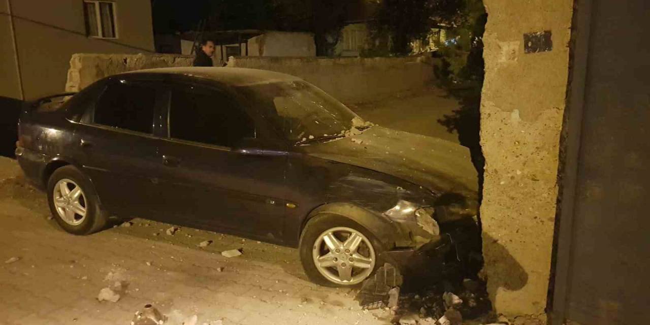 Çarpışan İki Otomobil Evin Duvarına Çarparak Durdu