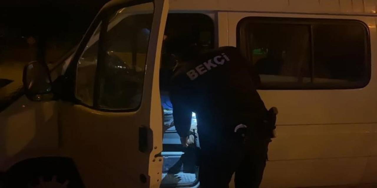 Kontrolden Çıkıp Ağacı Yıkan Minibüs Karşı Şeride Geçti