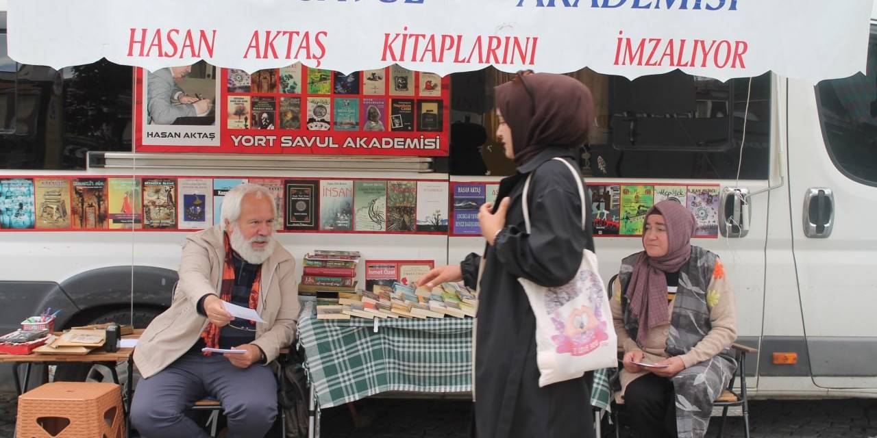 5 Tır Dolusu Kitabı Bulunan Öğretim Üyesinin Kitapları Evine Sığmadı Sokağa Taştı