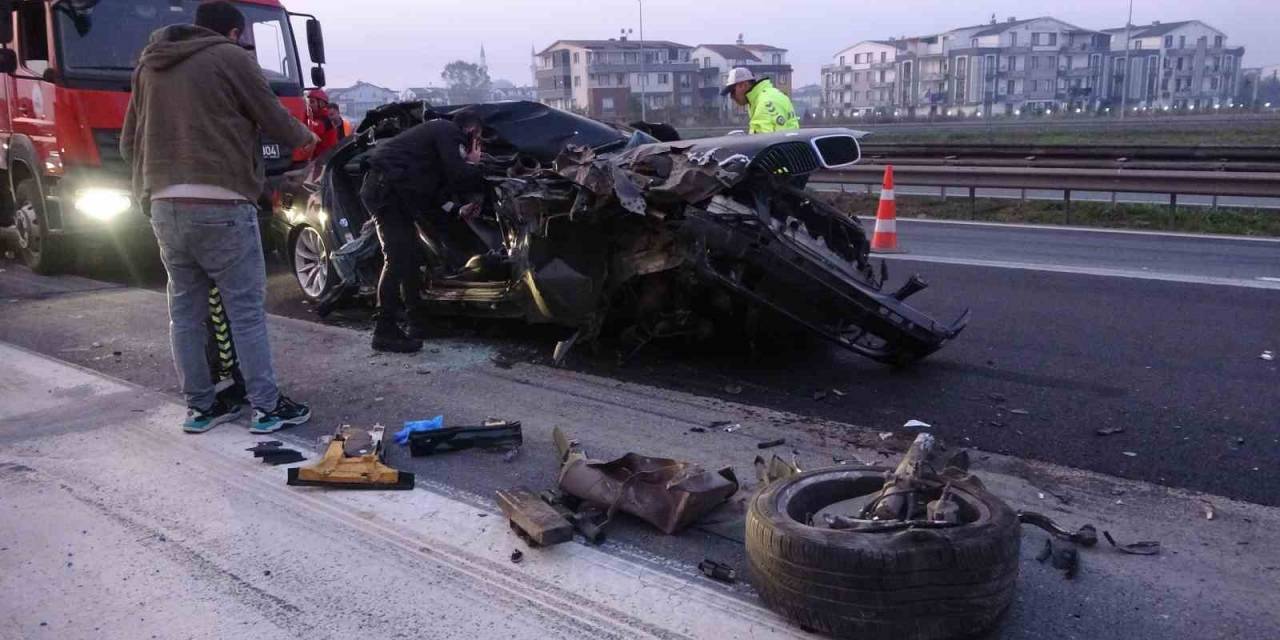 Tem’de Kamyona Çarpan Lüks Otomobil Kağıt Gibi Ezildi: 1 Ölü, 2 Yaralı