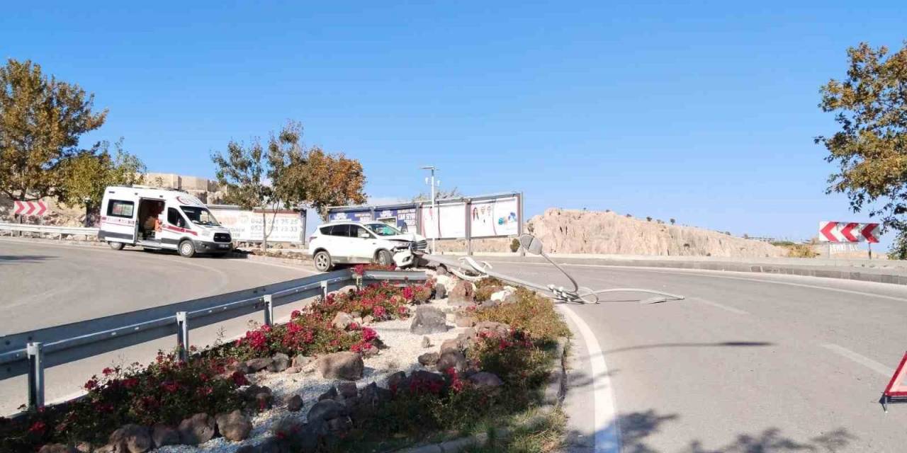 Elazığ’da Cip Aydınlatma Direğine Çarptı: 3 Yaralı