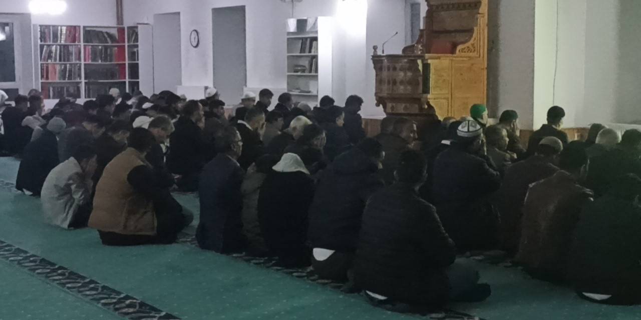 Erciş’te Sabah Namazında Filistin İçin Dua Edildi