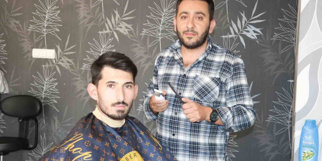 Hem Tıraş Ediyor, Hem De Türküleriyle Gönüller Dokunuyor