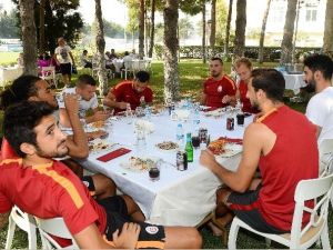 Sneıjder’den Takım Arkadaşlarına Barbekü Partisi