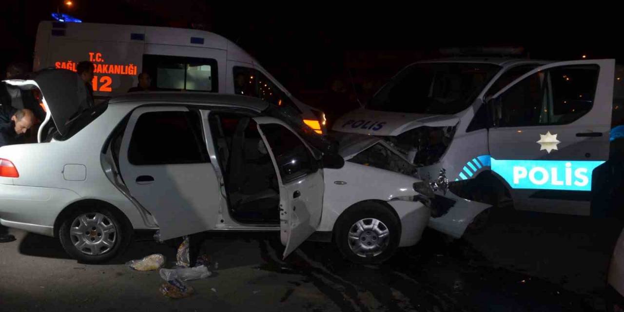 ’dur’ İhtarına Uymayan Otomobil Polis Otosuyla Çarpıştı: 2’si Polis 8 Yaralı