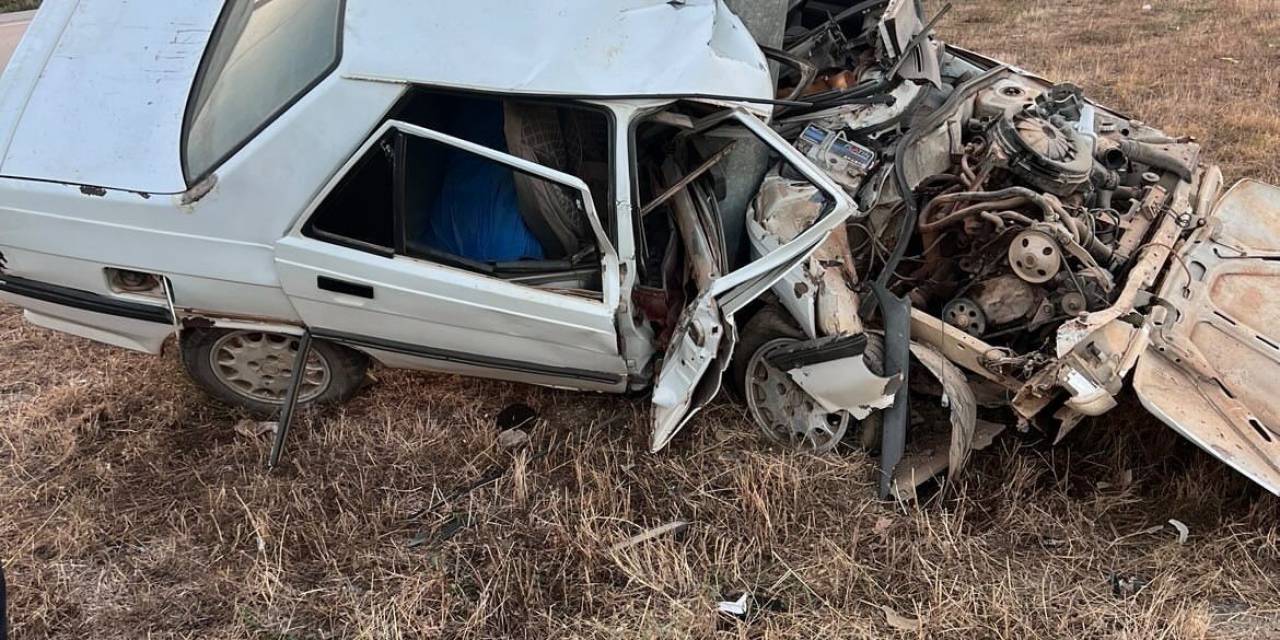 Direğe Çarparak Hurdaya Dönen Otomobilden Sağ Çıktı