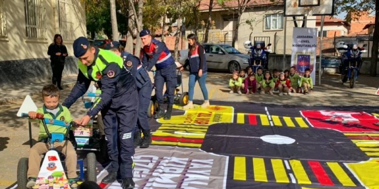 Kütahya’da Jandarmadan Öğrencilere Trafik Güvenliği Eğitimi