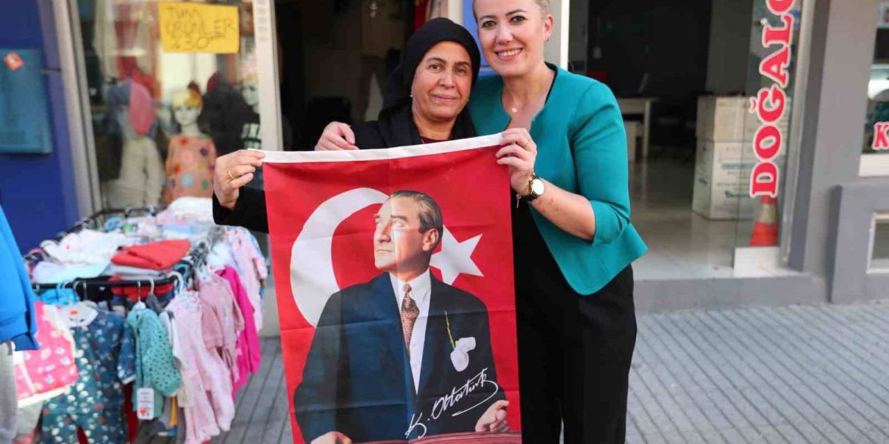 Başkan Şeniz Doğan, 29 Ekim Öncesi Vatandaşlara Bayrak Hediye Etti