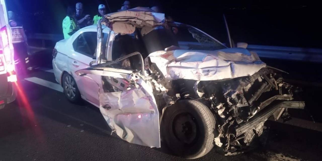 Otomobil Kamyona Arkadan Çarptı: 2 Ölü