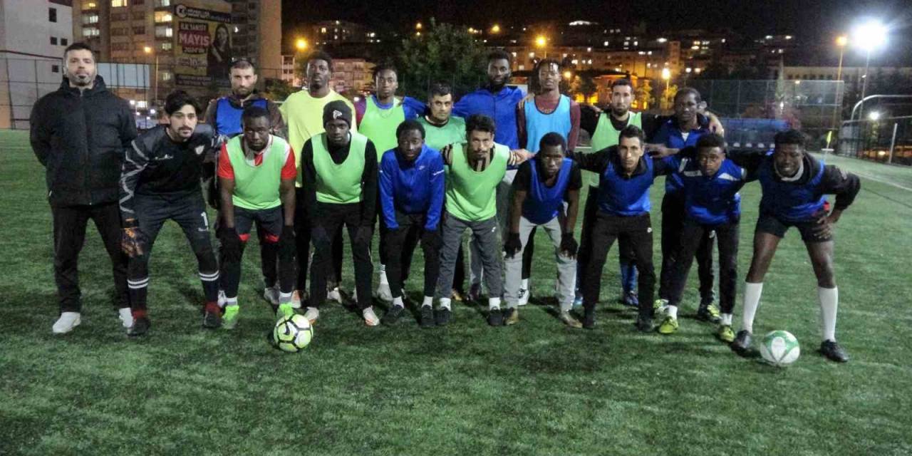 Takım Kuran Misafir Öğrenciler, Amatör Ligde Top Koşturmak İstiyor