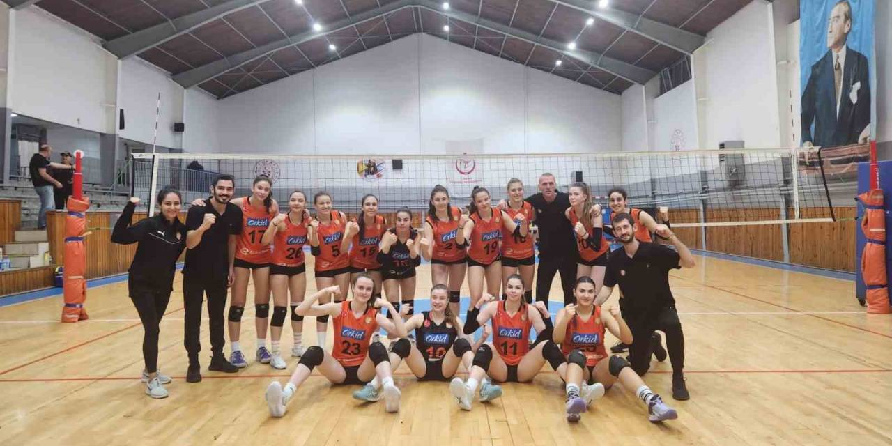 Eczacıbaşı 2. Lig Voleybol Takımı, 3’te 3 Yaptı