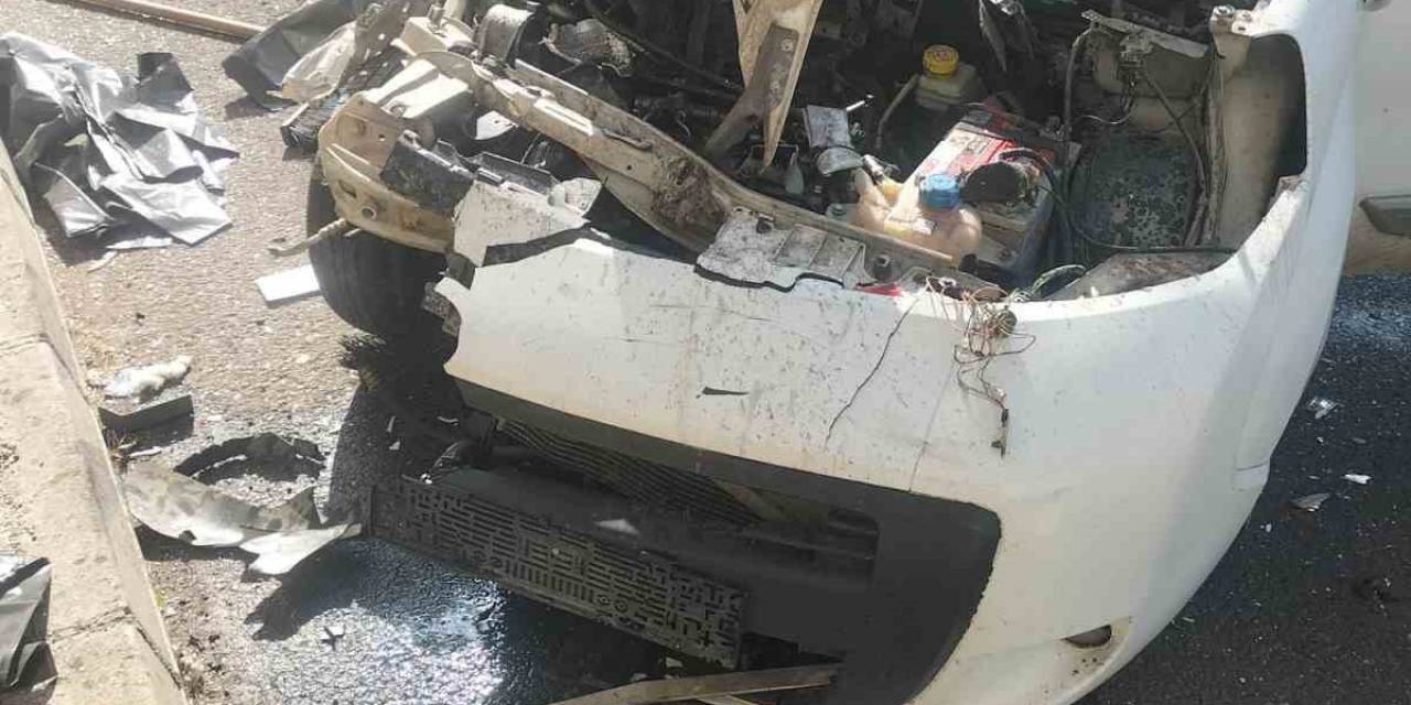 Diyarbakır’da Hafif Ticari Araç Park Halindeki Kamyonete Çarptı: 2 Yaralı