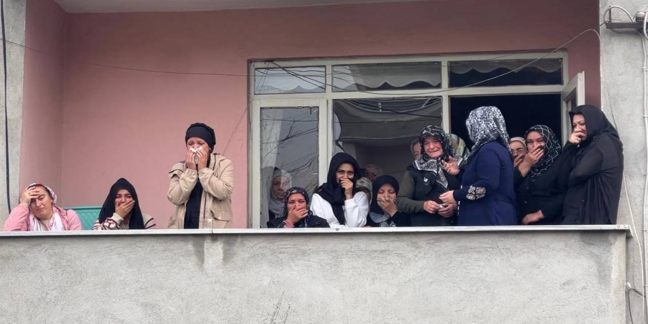 Emekli Uzman Çavuşun Katlettiği Eşi Ve Oğlu Toprağa Verildi