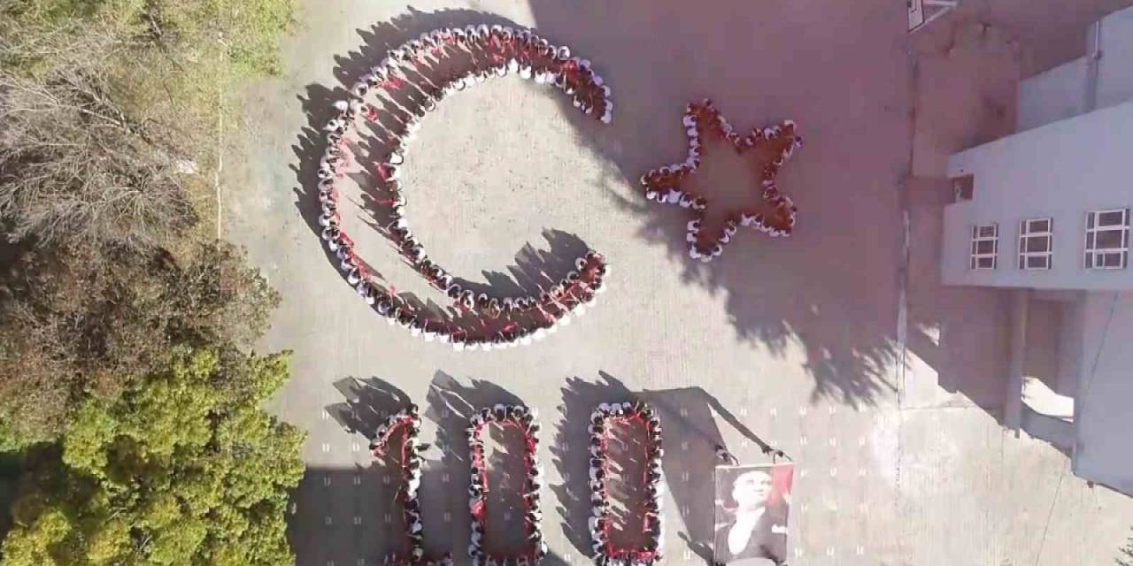 Karaman’da 300 Öğrenciyle 100. Yıl Koreografisi