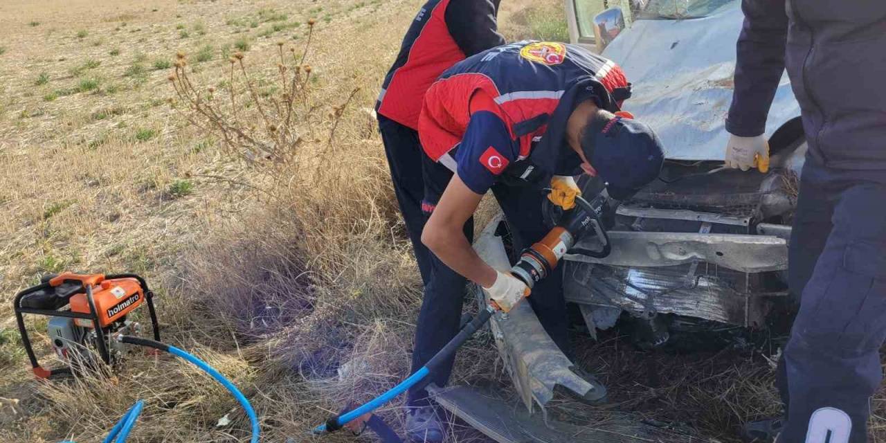 Takla Atan Hafif Ticari Araçta 4 Kişi Yaralandı