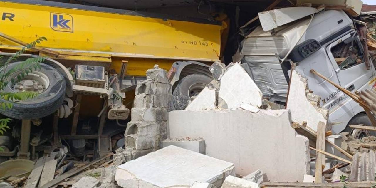 Facia Teğet Geçti: Hafriyat Kamyonu Eve Daldı