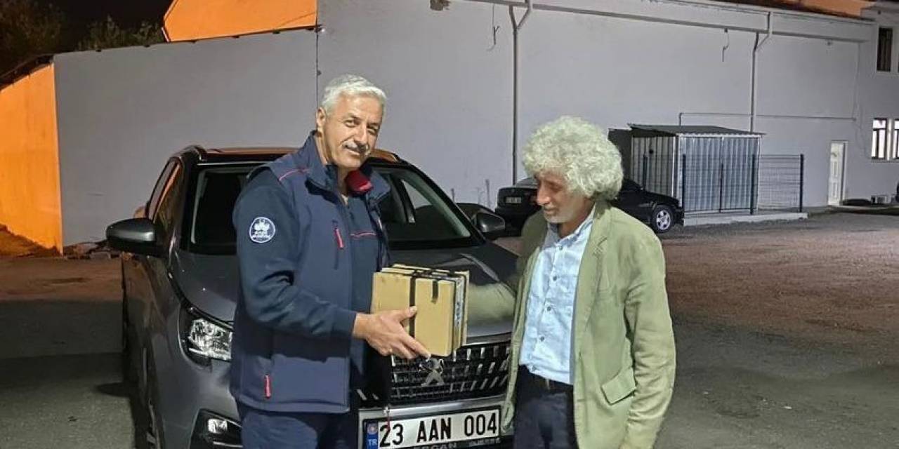 Aracının Kaputuna Sıkışan Kediyi Sahiplendi