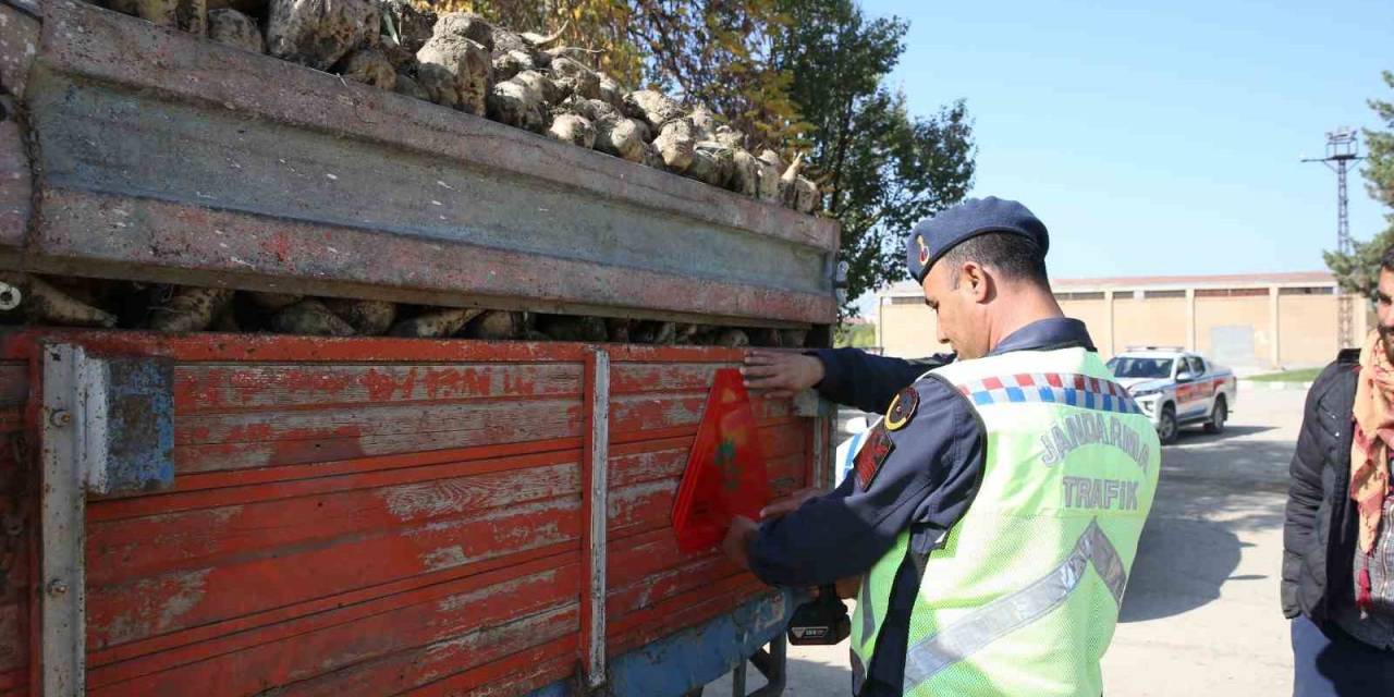 Muş’ta Bin 500 Traktör Römorkuna Reflektör Takıldı