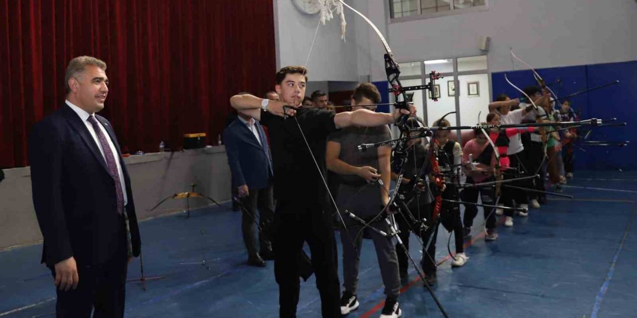 Vali Aslan Gençlerle Bir Araya Geldi