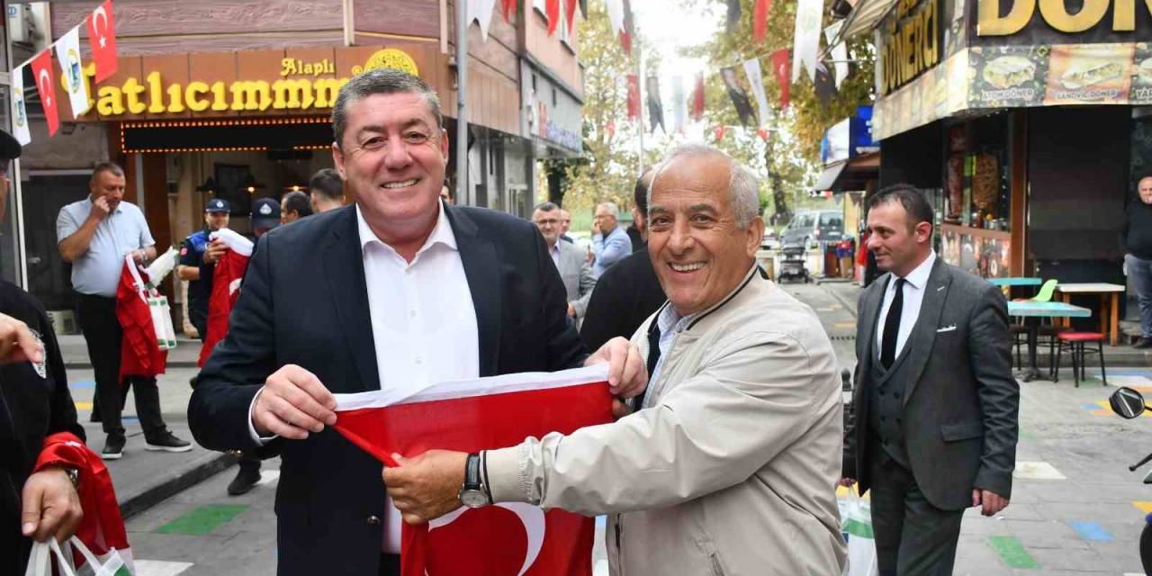 Alaplı Belediyesi Esnaf Ve Vatandaşlara Binlerce Türk Bayrağı Dağıttı