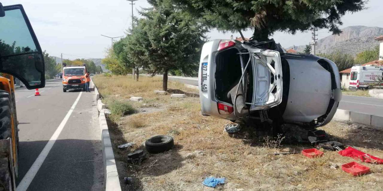 Burdur’da Kontrolden Çıkan Otomobil Refüjdeki Ağaca Saplandı: 2 Ölü