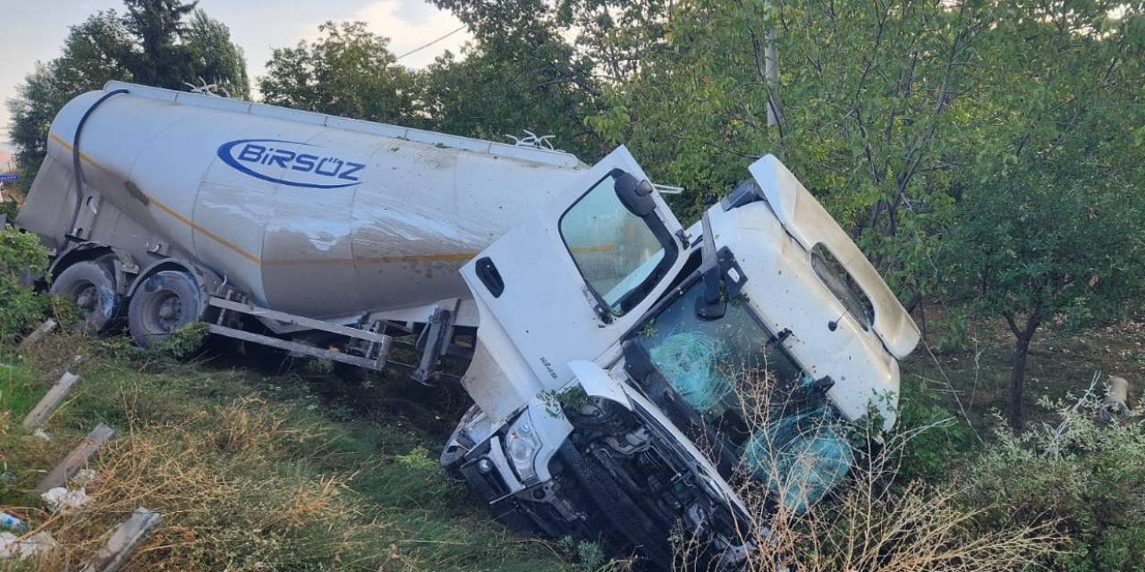 Tanker Şarampole Devrildi: 1 Yaralı